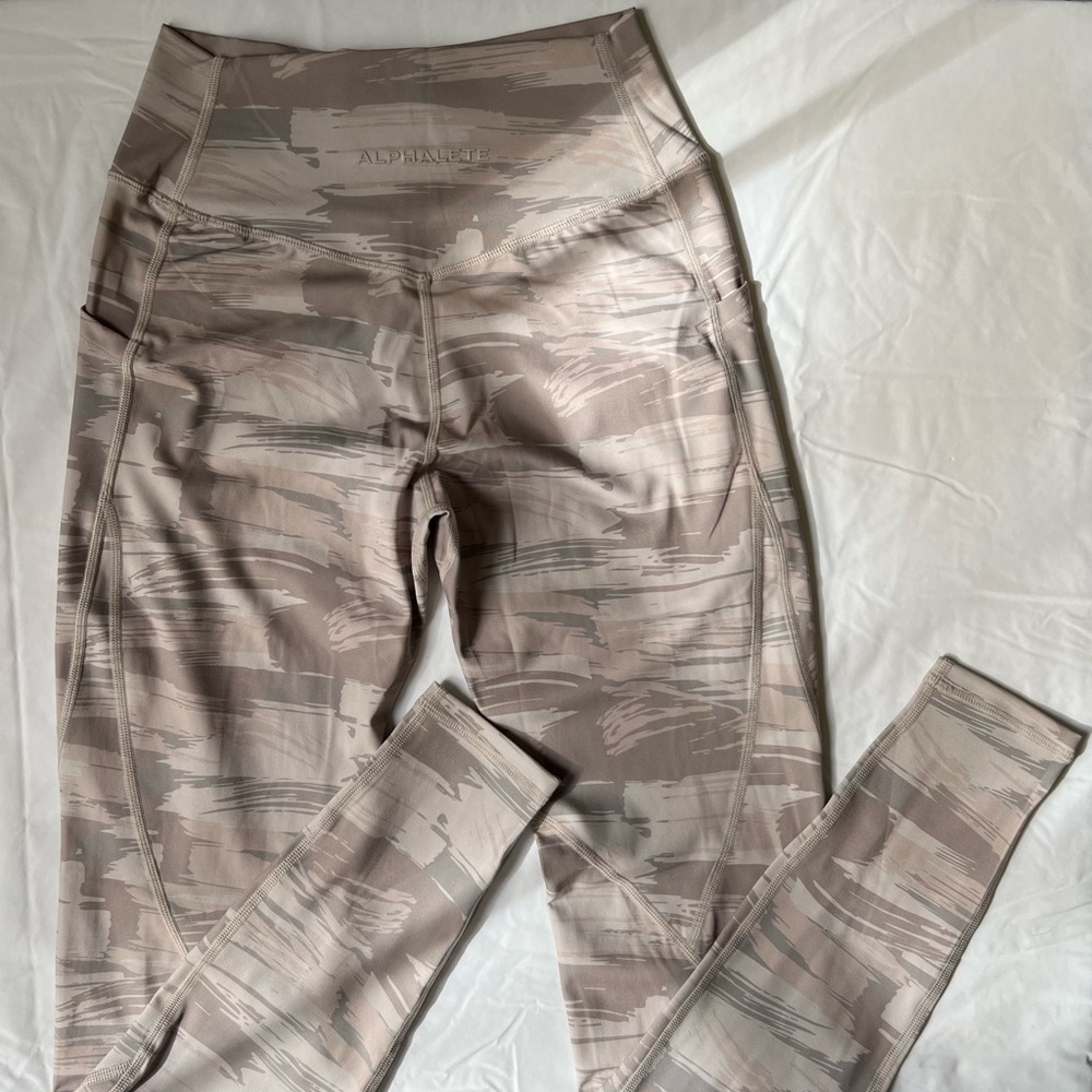 Alphalete Women's All-Purpose Surface Pocket Legging (S) - ‘Desert Canvas Camo’